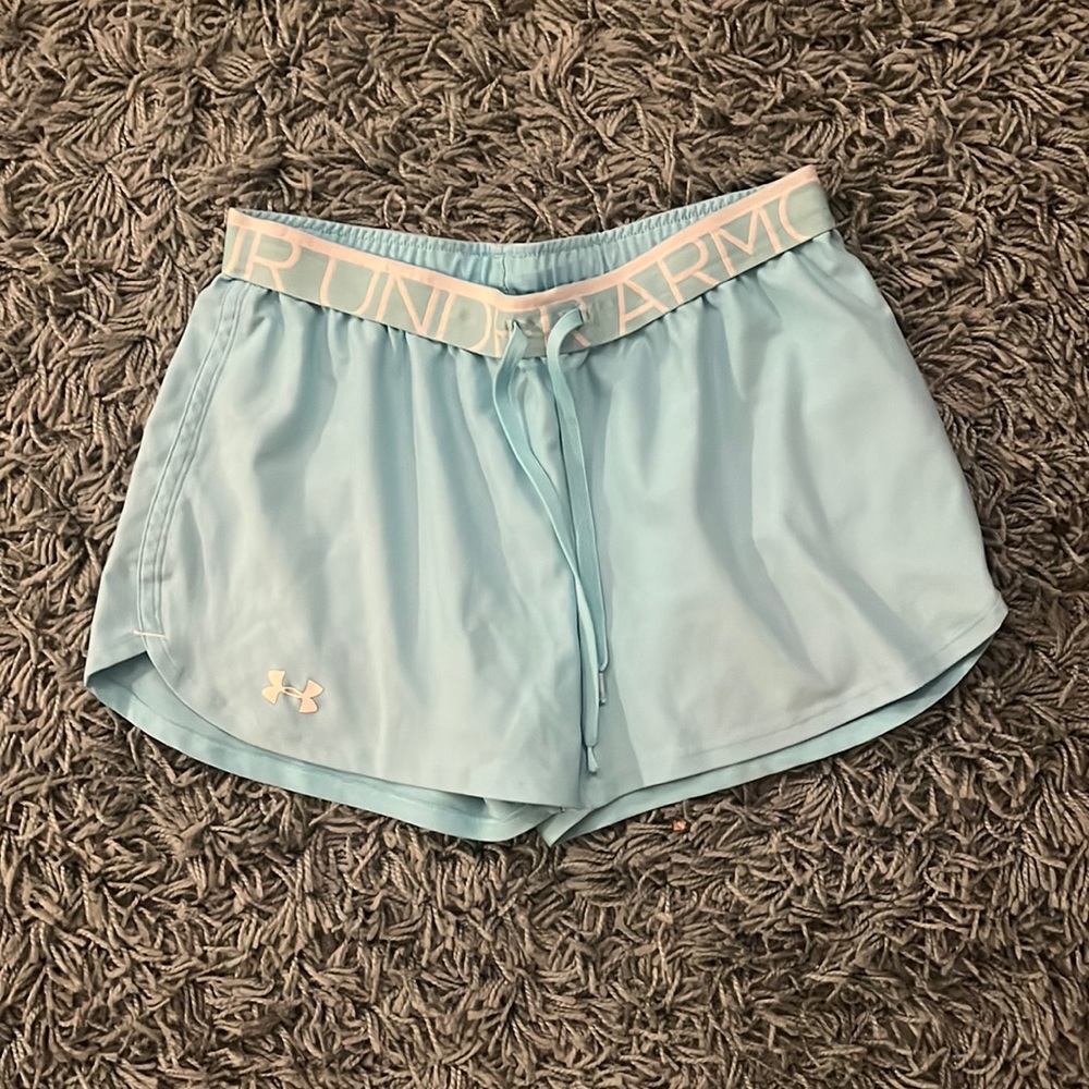 WOMENS UNDER ARMOUR SHORTS SIZE MEDIUM